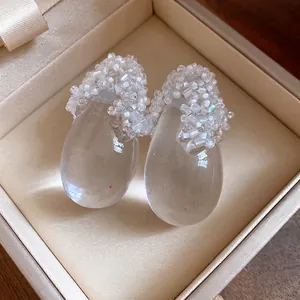 Eleganti orecchini a goccia in resina con grappoli di perle trasparenti e perni in argento