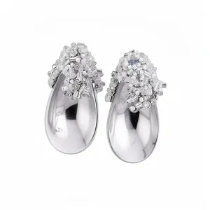 Orecchini a goccia in argento con elaborati ornamenti di perline e cristalli scintillanti
