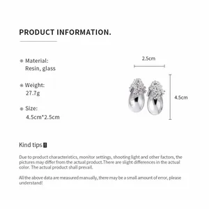 Dettagli orecchini a goccia in resina con dimensioni 4,5 cm per 2,5 cm