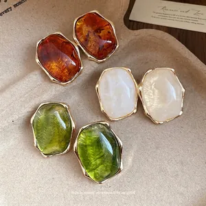 Pendientes ovalados de resina vintage con borde dorado plisado en varios colores.