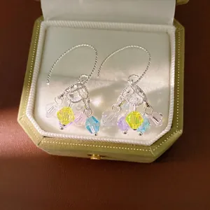 Eleganti orecchini a fiore traforato con nappine in vetro colorato e ganci d'argento