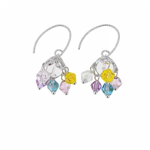 Eleganti orecchini a amo con fiori traforati e nappe di perline di vetro colorate