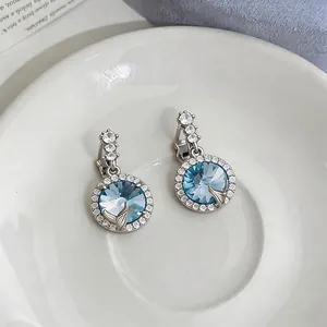 Eleganti orecchini rotondi color argento con cristallo azzurro e dettaglio coda di sirena