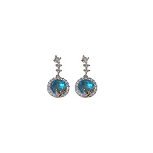 Eleganti orecchini a lobo rotondi in pietra di luna blu con ago in argento per donne