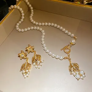 Vintage-Perlenschmuckset mit funkelnden Fischschwanz-Anhängern, Kette und Ohrringen