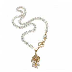 Elegante Vintage-Perlenkette mit Fischschwanz-Anhänger und goldenem OT-Verschluss.