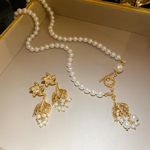 Vintage-Perlenschmuckset mit Fischschwanz-Anhängern und passenden Blumenohrringen