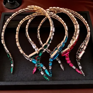 Collana vintage geometrica con strass colorati per feste e banchetti