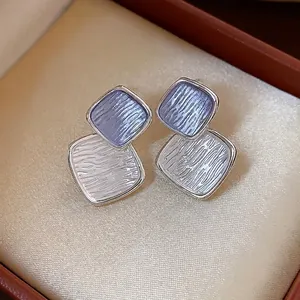 Elegante Ohrstecker aus Silber mit Emaille in Lila und Weiß mit Wellenstruktur