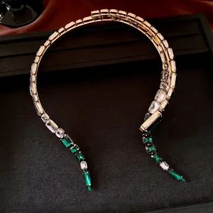 Girocollo geometrico vintage di lusso con accenti in pietre preziose verde smeraldo