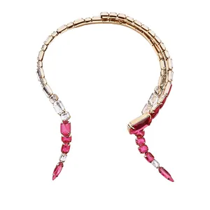 Collana vintage geometrica con cristalli multicolore perfetta per eleganti serate di gala