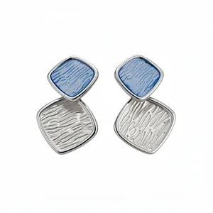 Elegante minimalistische Silberohrstecker mit blauem Emaille-Rautenmuster und Wellentextur