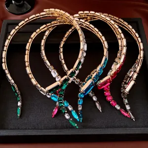 Dettaglio di collane vintage geometriche con strass colorati in montatura dorata