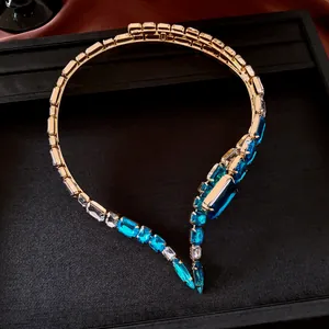 Dettaglio di una collana vintage geometrica con strass blu e verde acqua brillanti