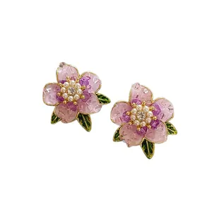Elegante paarse bloem oorknopjes voor dames met parels en mooie glanzende kristallen