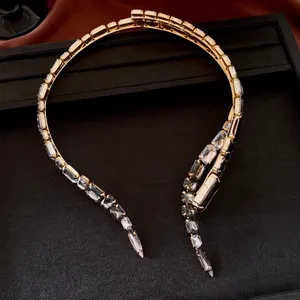 Dettaglio di una collana girocollo vintage con cristalli geometrici su vassoio