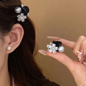 Elegante mini fermaglio per capelli con strass, perle e delicato design a fiori