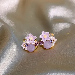 Detailopname van elegante paarse bloemoorbellen met micro-geplaveide kristallen