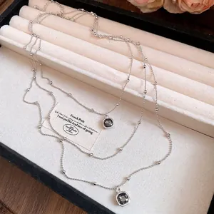 Elegante collar plateado de varias capas con colgantes cuadrados de cristal gris