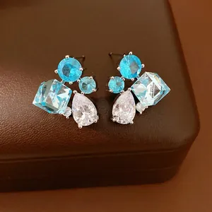 Eleganti orecchini a lobo in argento con zirconi blu e bianchi a goccia e quadrati