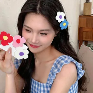 Cute 5-petal flower hair clips for women, colorful Korean style resin duckbill hair pins
