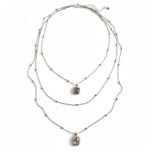 Elegante collar de plata multicapa con colgantes cuadrados grises y pequeñas cuentas
