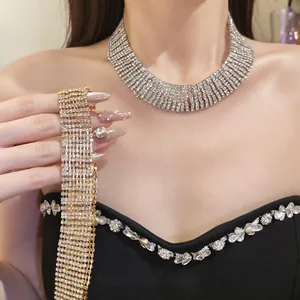 Collana girocollo a più file di strass nei toni argento e oro per feste