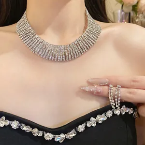 Elegante set di gioielli con collana girocollo a più file di strass e orecchini a nappa