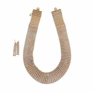 Elegante set di gioielli con collana e orecchini con nappe di strass dorati da donna