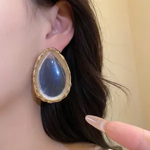Eleganti orecchini vintage in resina a goccia con bordo smerlato dorato per donna