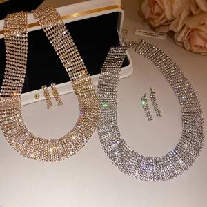 Dettaglio del set di collana e orecchini a nappa in strass scintillanti di lusso