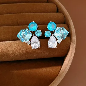 Macro di orecchini a perno geometrici in zircone blu e bianco con pietre a forma di pera