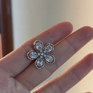 Élégant clip d'oreille en forme de fleur avec zircons et pétales argentés pour femmes