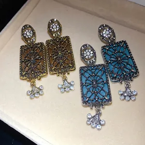 Orecchini pendenti quadrati in stile vintage palazzo con strass ambra e blu.