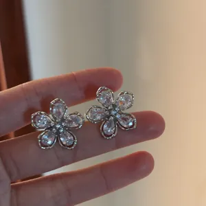 Clips d'oreilles élégants en forme de fleur avec zircone, bijoux argentés brillants.