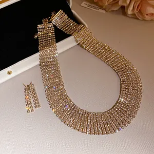 Vista dettagliata dell'elegante set di collana e orecchini con strass dorati