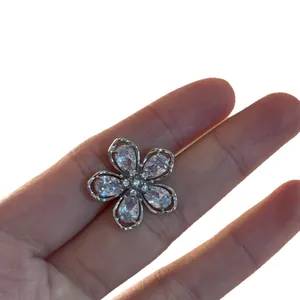 Élégant ear cuff en forme de fleur en zircon argenté pour oreilles non percées