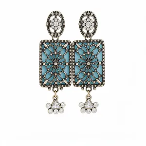Eleganti orecchini pendenti rettangolari in stile vintage con smalto blu e strass.