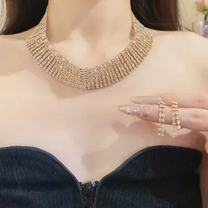 Primo piano del lussuoso girocollo in strass a più fili e degli orecchini abbinati