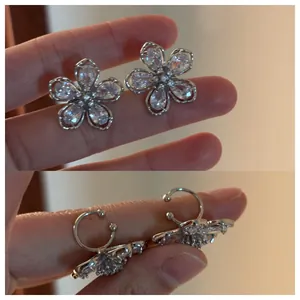 Vue détaillée de boucles d'oreilles fleurs en argent avec cristaux de zircone blanc