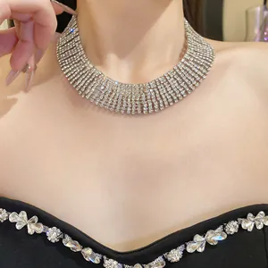 Inquadratura macro dettagliata di una lussuosa collana girocollo a più file di strass
