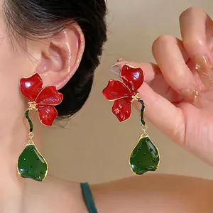 Boucles d'Oreilles Pendantes Fleurs en Alliage Vintage Avec Tige en Argent Sterling 925 Émail Rouge Vert Plissé 3D Femme