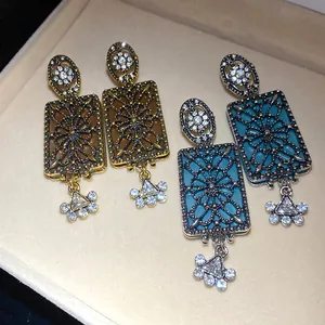 Primo piano di orecchini vintage rettangolari con filigrana e strass brillanti