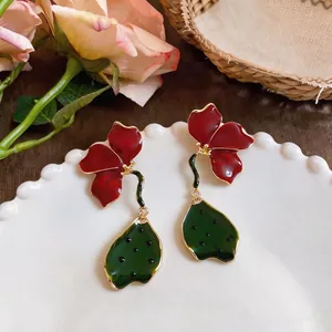 Boucles d'oreilles pendantes vintage fleurs émaillées rouge et vert, design plissé.
