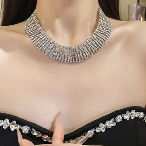 Dettaglio macro di un elegante girocollo a più file di strass argentati sulla modella