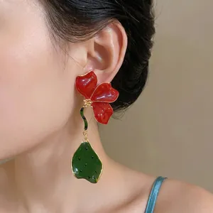 Élégantes boucles d'oreilles fleur rouge et feuille verte avec tige en argent S925