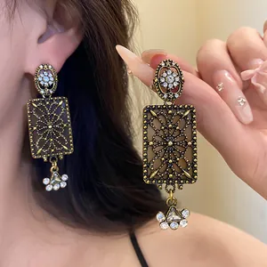 Orecchini pendenti rettangolari dorati vintage con intricati dettagli in strass e oro