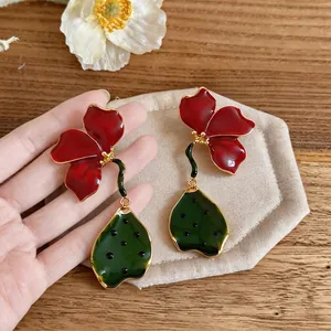 Grandes boucles d'oreilles fleur émail rouge avec pétales 3D plissés et feuilles