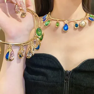 Ras du cou doré élégant avec pendentifs en cristal coloré en forme de larme pour femmes.