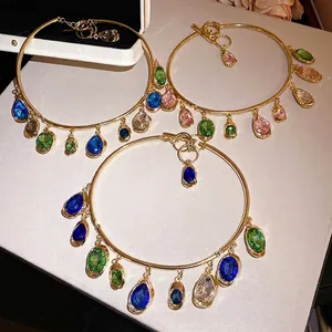 Colliers ras-du-cou dorés élégants avec pendentifs en pierres précieuses et fermoir OT